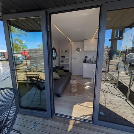 بوتيل Comfi Winter Houseboat Eclipse *