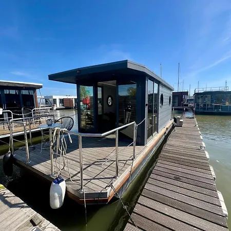 Comfi Winter Houseboat Eclipse