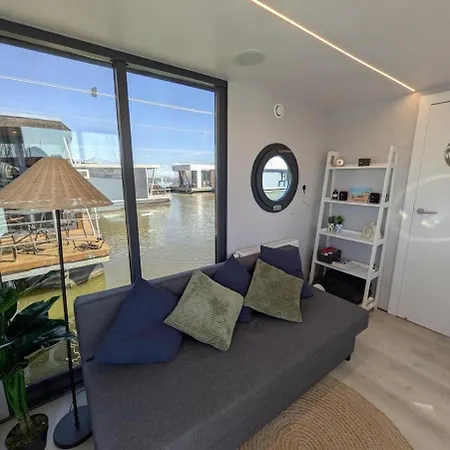 Botel Havenlodge Eclipse Monnickendam